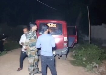 আবগারি দপ্তরের লোকজনকে দেখেই চোলাইয়ের হাঁড়ি নিয়ে দামোদরের সেচ খালে মরণ ঝাঁপ বৃদ্ধের