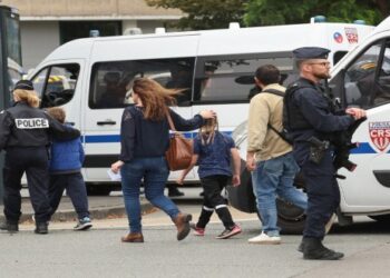 ফ্রান্সে “ইসলামবাদী সন্ত্রাস”-এর বলি এক শিক্ষক, গুরুতর জখম আরও অন্তত ৩