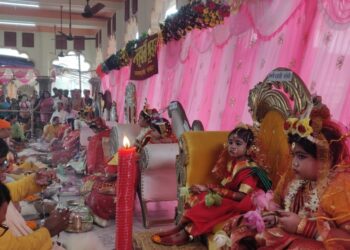 রাজ আমলের রীতি মেনে মহানবমীর দিনদেবীজ্ঞানে ৯ কুমারী মায়ের পুজো হল বর্ধমানের সর্বমঙ্গলা মন্দিরে