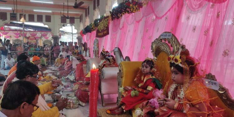 রাজ আমলের রীতি মেনে মহানবমীর দিনদেবীজ্ঞানে ৯ কুমারী মায়ের পুজো হল বর্ধমানের সর্বমঙ্গলা মন্দিরে