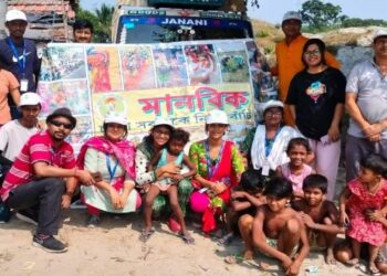 ইটভাটার শ্রমিকদের সন্তানদের হাতে নতুন পোশাক তুলে দিল দত্তপুকুরের ‘আমরা মানবিক’