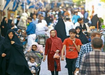 আফগান শরনার্থীদের লাথি মেরে, পাথর ছুড়ে দেশছাড়া করেছে পাকিস্তান