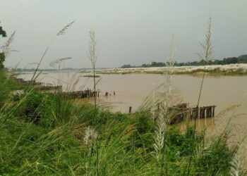 বিপন্ন অজয় নদের বাঁধ, বেহাল রাস্তা, আতঙ্কিত আউশগ্রামবাসী