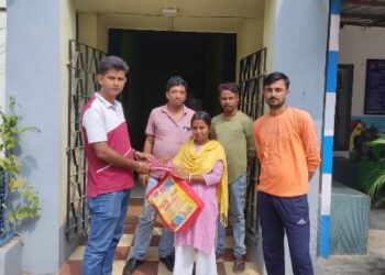 ভাতারের বাসুদা গ্রামের ব্যক্তির সততায় হারিয়ে যাওয়া ব্যাগ ফেরত পেলেন মহিলা