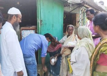 মহাষষ্ঠীর দিন দু:স্থদের দিকে সাহায্যের হাত বাড়িয়ে দিলেন ভাতারের মুসলিম যুবক