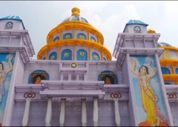 মহাপ্রভূর অধ্যাত্মবাদ ও মায়াপুরের ইসকন মন্দিরের আদল-এই দুইয়ের সংমিশ্রণে এবারের কাটোয়ার আদর্শপল্লী অ্যাথলেটিক ক্লাবের দূর্গাপূজার থিম