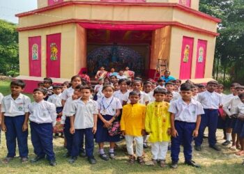 শিক্ষার্থীদের নিয়ে পুজো পরিক্রমায় ফলতার প্রাথমিক বিদ্যালয় কর্তৃপক্ষ