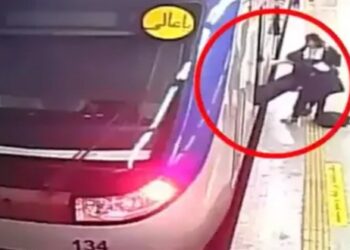 চুল ঢেকে না রাখায় ১৬ বছরের কিশোরীকে নির্মমভাবে পেটালো ইরানি পুলিশ, হাসপাতালে মৃত্যুর সঙ্গে পাঞ্জা লড়ছে কিশোরী