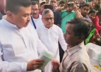 ডেবরায় পথ দূর্ঘটনায় নিহত ৫ পরিবারের হাতে ১ লক্ষ টাকা করে তুলে দিলেন শুভেন্দু অধিকারী