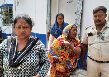 কাটোয়ায় গ্রেফতার দুই মহিলা কেপমার, গহনার দোকানে ক্রেতা সেজে ঢুকে হাত সাফাইয়ের অভিযোগ