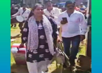 মেয়ের বিবাহ বিচ্ছেদের সিদ্ধান্তকে উদযাপন করলেন বাবা-মা, বিবাহ অনুষ্ঠানের মতই খাওয়ালেন নিমন্ত্রিতদের