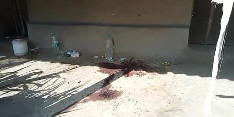 কাস্তে দিয়ে পেঁচিয়ে নলি কেটে স্ত্রীকে খুন করল স্বামী