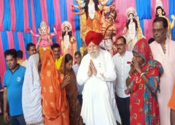 দূর্গাপুজোর উদ্বোধনে এসে আসুরিক শক্তির বিনাশের জন্য প্রার্থনা করলেন বিজেপি সাংসদ এস এস আলুওয়ালিয়া