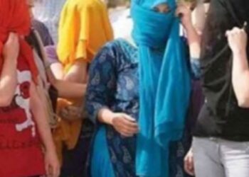 গভীর রাতে বন্ধ স্পায়ের ভিতর থেকে ধুপধাপ শব্দ, শাটার তুলতেই চোখ কপালে পুলিশের