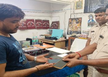 লক্ষাধিক টাকার সামগ্রী সহ হারানো ব্যাগ উদ্ধার করে রেলযাত্রীর হাতে তুলে দিল কাটোয়া জিআরপি