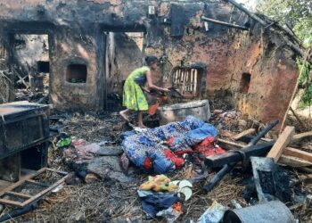 কাটোয়ায় আগুন লেগে ভস্মীভূত বাড়ি, দূর্গাপূজোর মুখেই গৃহহীন পরিবার