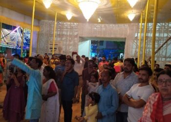 গুসকরার বারোয়ারিতলা প্রমোটারের খপ্পর থেকে বাঁচাতে একজোট এলাকাবাসী