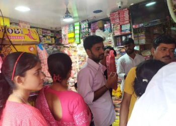 প্রত্যাশিত ক্রেতার অভাব থাকলেও আশায় বুক বাঁধছেন গুসকরার বস্ত্র ব্যবসায়ীরা