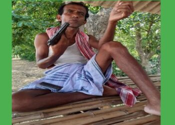 আগ্নেয়াস্ত্র হাতে সোশ্যাল মিডিয়ায় ছবি ভাইরাল আউশগ্রামের তৃণমূল নেতা সাইদুর রহমান মোল্লার