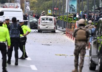 তুরস্কের রাজধানী আঙ্কারায় স্বরাষ্ট্র মন্ত্রণালয়ের ভবনের সামনে আত্মঘাতী হামলা