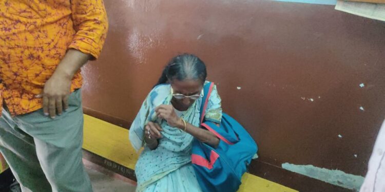 বোনের জায়গায় চাকরি করছিলেন দিদি, শিশুশিক্ষা কেন্দ্রে অনিয়ম ধরা পড়তেই শোড়গোল ভাতারে