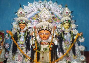 আবক্ষ মূর্তিতে পূজিতা হন দীগনগর রায় পরিবারের দেবী দুর্গা