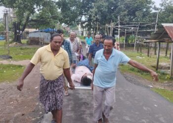 মুখ্যমন্ত্রীকে জানিয়ে মেলেনি পাকা বাড়ি, বৃষ্টিতে ভেঙে পড়া পুরানো মাটির বাড়ির দেওয়াল চাপা পড়ে জখম দম্পতি