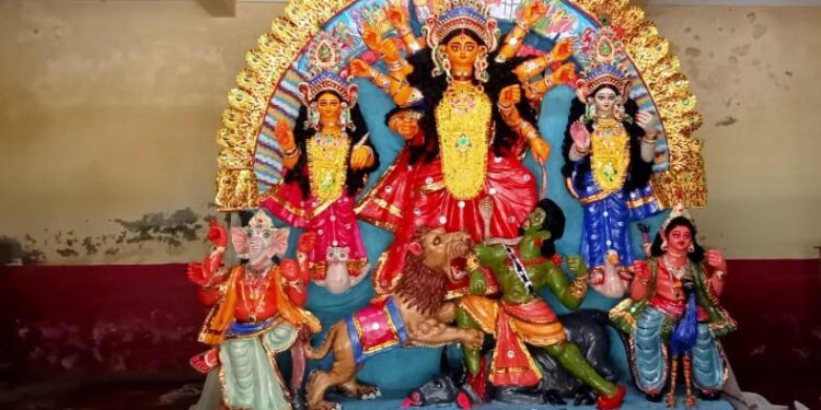 মহালয়ার পর দিন থেকে শুরু হয় সাতগেছিয়ার ‘বেল তলার মা’য়ের পূজো, দেবীকে বরন করেন পরিবারে কুমারী মেয়েরা