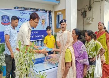 দুঃস্থ বৃদ্ধাদের হাতে নতুন শাড়ি তুলে দিল ব্যারাকপুর থানার পুলিশ
