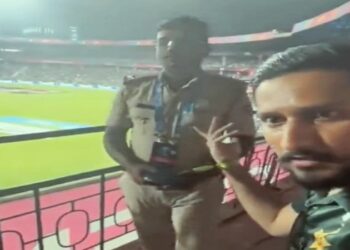 পাকিস্তান-অস্ট্রেলিয়া ম্যাচ দেখতে আসা দর্শককে ‘পাকিস্তান জিন্দাবাদ’ বলতে বাধা দিলেন পুলিশ আধিকারিক