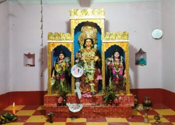 মঙ্গলকোটের বালিডাঙা গ্রামের ঘোষ পরিবারের দেবী লক্ষ্মীর দুপাশে থাকেন জয়া-বিজয়া