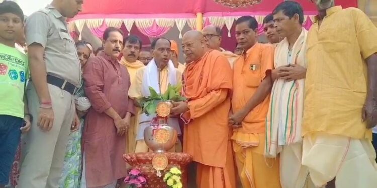 প্রতিপদে বর্ধমানের সর্বমঙ্গলা মন্দিরে ঘট স্থাপনের সাথে গোটা রাঢ়বঙ্গে দুর্গাপুজোর ঢাকে কাঠি পড়ে গেল