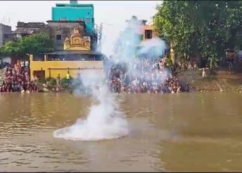 কুমিরের আতঙ্ক, মহালয়ায় তর্পন ও গঙ্গাস্নান নির্বিঘ্নে সম্পন্ন করতে জলবোমা ফাটালো বনদপ্তর