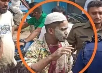 গায়ে কাদা মেখে পাগল সেজে দূর্গা প্রতিমা ভাঙচুরের চেষ্টা মুসলিম যুবকের, রুখল বাংলাদেশের পূজা কমিটির সদদ্যরা