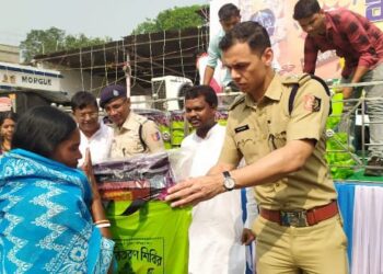 মঙ্গলকোট শান্তি রক্ষীবাহিনীর উদ্যোগে কম্বল বিতরণ