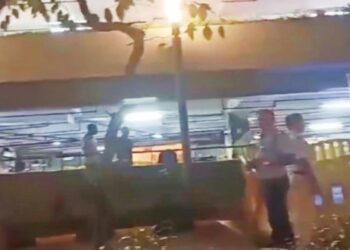 কলকাতায় বহুতল থেকে ঝাঁপ দিয়ে আত্মঘাতী যুবক