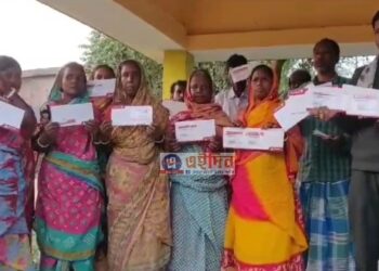 অ্যাকাউন্ট না খুলেই চলে এল এটিএম কার্ড, বেসরকারী ব্যাঙ্কের কীর্তিতে ঘুম ছুটেছে গ্রামবাসীর