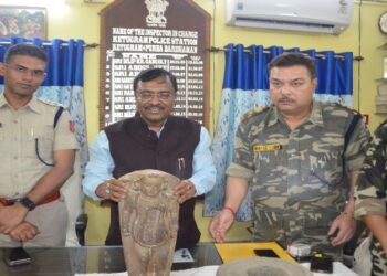 উদ্ধার হওয়া ২,৫০০ বছরের প্রাচীন শিবমূর্তি মিউজিয়াম কর্তৃপক্ষকে হস্তান্তর করা হল
