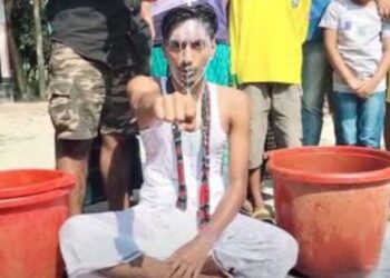 অভাবের কারনে বিয়ের ১১ দিনের মাথায় ডিভোর্স দিয়েছে স্ত্রী, দুগ্ধ স্নান করে প্রেম ও বিয়ে না করার প্রতিজ্ঞা করল যুবক