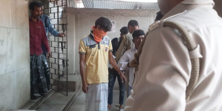 আগ্নেয়াস্ত্র পাচারকারীকে হাতেনাতে ধরল কাটোয়া থানার পুলিশ