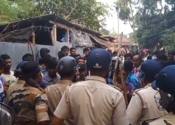 রাজ্যের পঞ্চায়েত মন্ত্রীর বাড়িতে হামলা ভাঙচুর