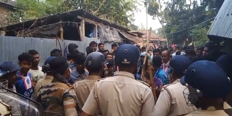 রাজ্যের পঞ্চায়েত মন্ত্রীর বাড়িতে হামলা ভাঙচুর