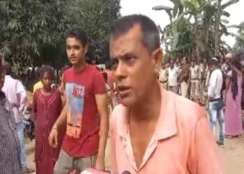 শিক্ষক স্বামী পর্নোগ্রাফিতে অভিনয় করার চাপ দেওয়ায় আত্মঘাতী বধূ, পুলিশের সহযোগিতা না পেয়ে মানসিক অবসাদে আত্মঘাতী বধূর মা