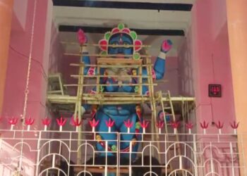 ২১ ফুটের শিবের উপর দন্ডায়মান ২৪ ফুটের কালীর পূজো ঘিরে উৎসব মুখর মন্তেশ্বরের জয়রামপুর গ্রাম