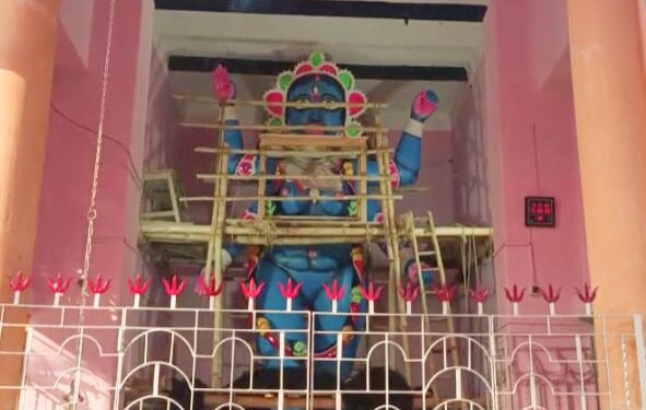 ২১ ফুটের শিবের উপর দন্ডায়মান ২৪ ফুটের কালীর পূজো ঘিরে উৎসব মুখর মন্তেশ্বরের জয়রামপুর গ্রাম