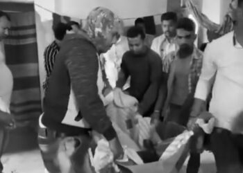 বিবাহবহির্ভূত সম্পর্ক সন্দেহে স্ত্রীর গলার নলি কেটে খুন করে পলাতক স্বামী