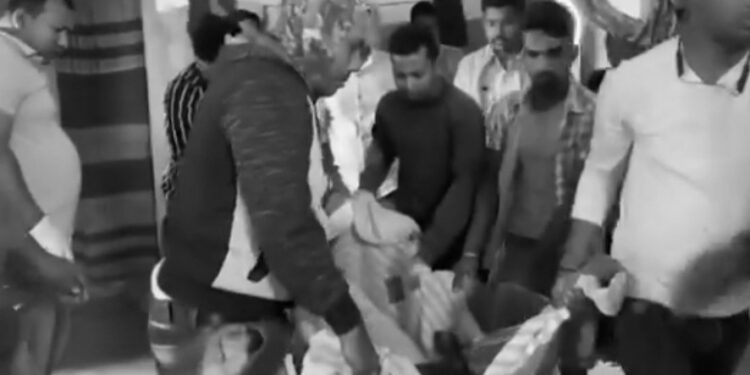 বিবাহবহির্ভূত সম্পর্ক সন্দেহে স্ত্রীর গলার নলি কেটে খুন করে পলাতক স্বামী