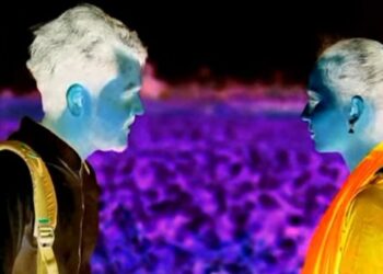 যৌন মিলনের সময় পরিবারের লোকজনের আবির্ভাব, নগ্ন হয়েই দৌড় দিল কিশোর-কিশোরী