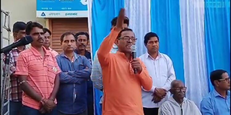 ‘তৃণমূল কংগ্রেস কর্মীর উপর হামলা হলে জ্বালিয়ে দেবো’ : ফের হুঁশিয়ারি ভাতারের তৃণমূল নেতৃত্বের