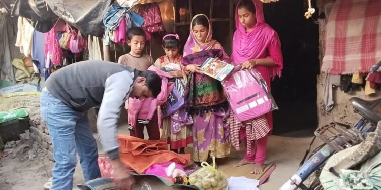 দুঃস্থ পরিবারের দিকে সাহায্যের হাত বাড়িয়ে দিলেন ভাতারের সমাজকর্মী যুবক